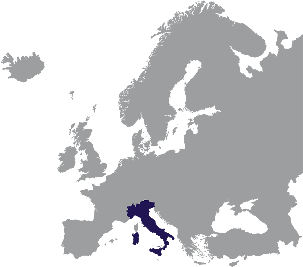 Italië aangegeven in donkerblauw op grijze kaart van Europa - op transparante achtergrond - 600 x 529 pixels